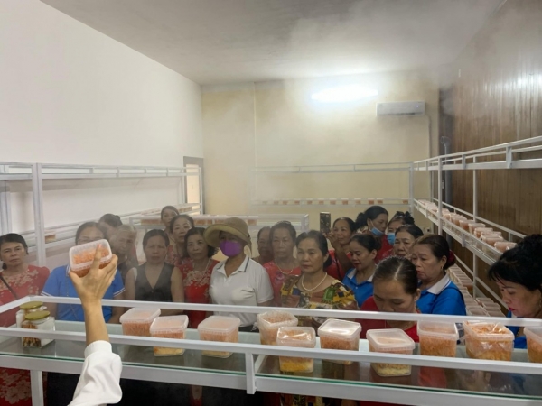 Nghi vấn tổ chức tour du lịch “”0 đồng”” rồi bán hàng giá cao cho người cao tuổi