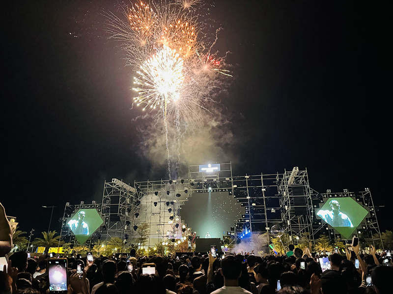 Mùa du lịch sôi động Các sự kiện văn hóa-thể thao-du lịch được tổ chức trong mùa du lịch hè đã thu hút lượng lớn du khách và người dân.