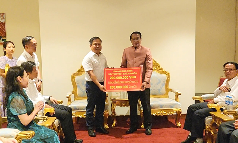 Hội nghị xúc tiến du lịch giữa ba tỉnh Quảng Bình, Khăm Muồn và Nakhon Phanom Đồng chí Bí thư Tỉnh ủy Vũ Đại Thắng trao biển tượng trưng hỗ trợ tỉnh Khăm Muồn số tiền 200 triệu đồng.