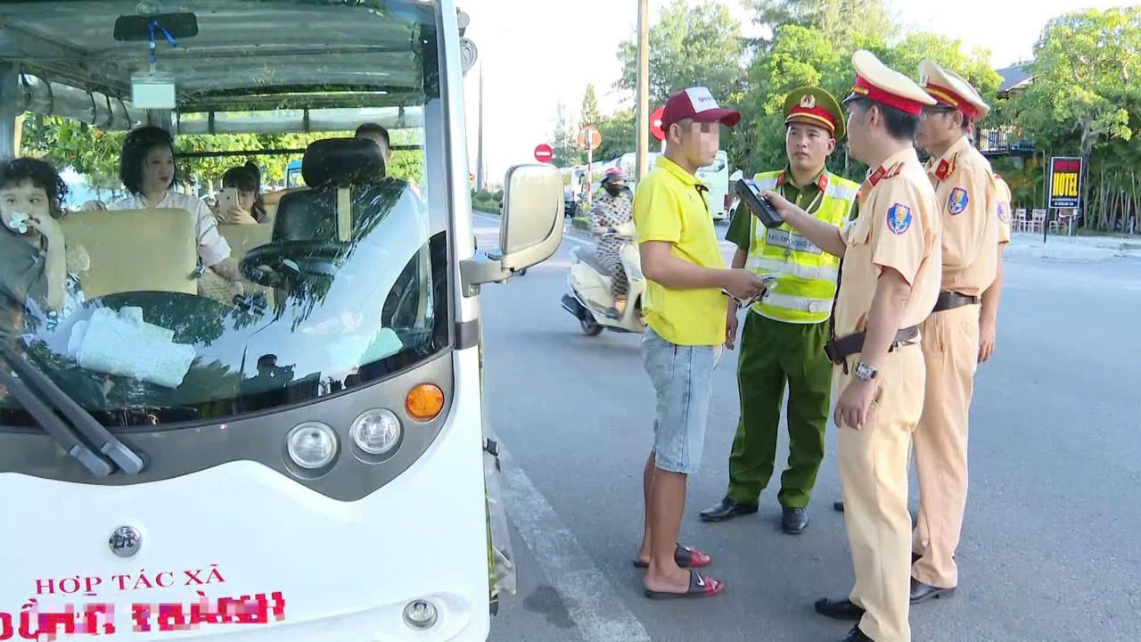 Chấn chỉnh hoạt động xe điện du lịch ở TP.Đồng Hới- Ảnh 2. Chấn chỉnh hoạt động xe điện du lịch ở TP.Đồng Hới- Ảnh 2.