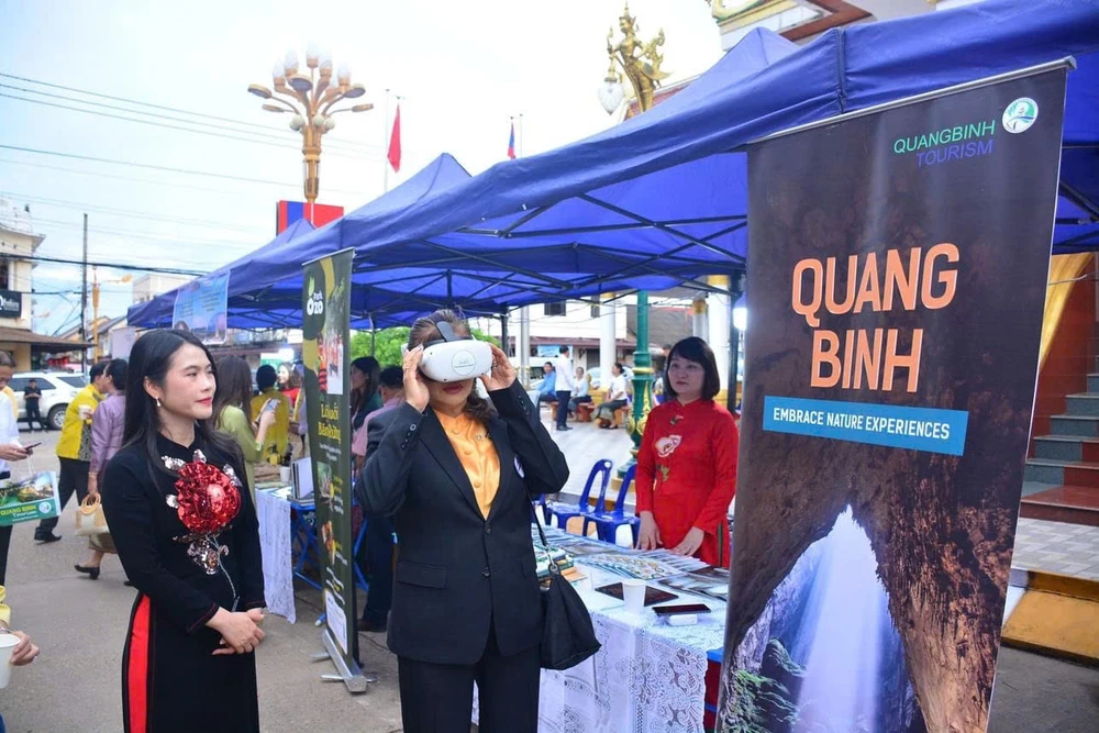 Du khách nước ngoài trải nghiệm thực tại ảo du lịch Quảng Bình 1000057827.jpg