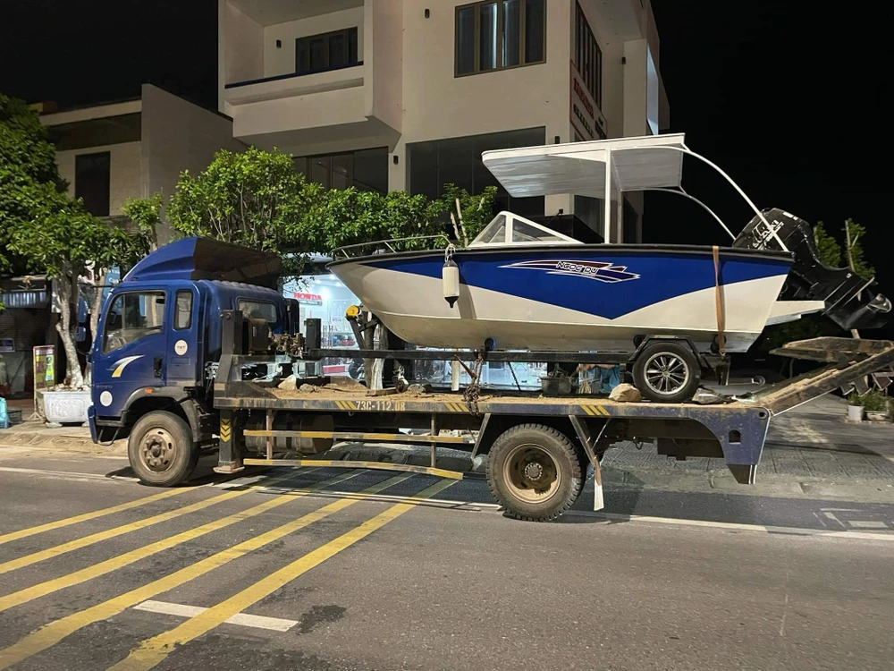 Công ty Ngọc Du đưa xuồng cao tốc đi cứu hộ phía Bắc 1000057990.jpg