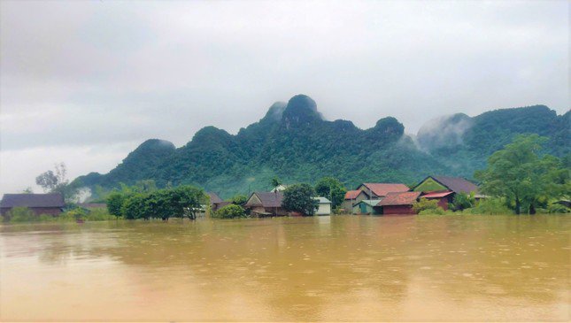 &#39;Làng du lịch tốt nhất thế giới&#39; ở Quảng Bình chìm trong biển nước - 1