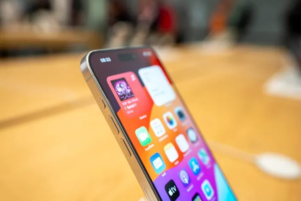 iPhone 16 sẽ giúp thị trường smartphone phục hồi- Ảnh 1. iPhone 16 sẽ giúp thị trường smartphone phục hồi- Ảnh 1.