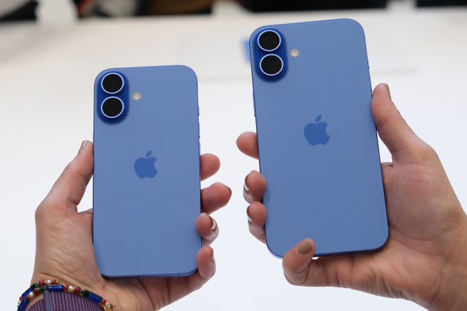 5 điểm mới Apple chưa đề cập trên iPhone 16 thường iPhone 16 (trái) và iPhone 16 Plus tại sự kiện ra mắt ngày 9/9 của Apple ở Mỹ. Ảnh: Tuấn Hưng