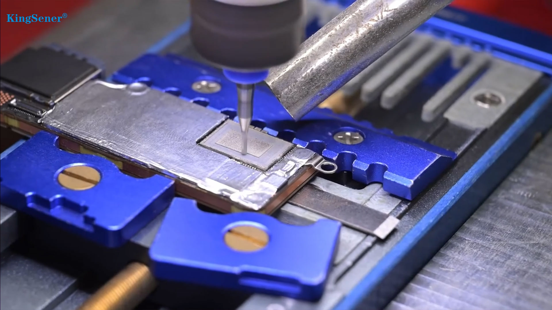 YouTuber tự mổ bụng, nâng cấp iPhone 16 Pro 128GB lên 1TB Mai CNC NAND 128GB 3