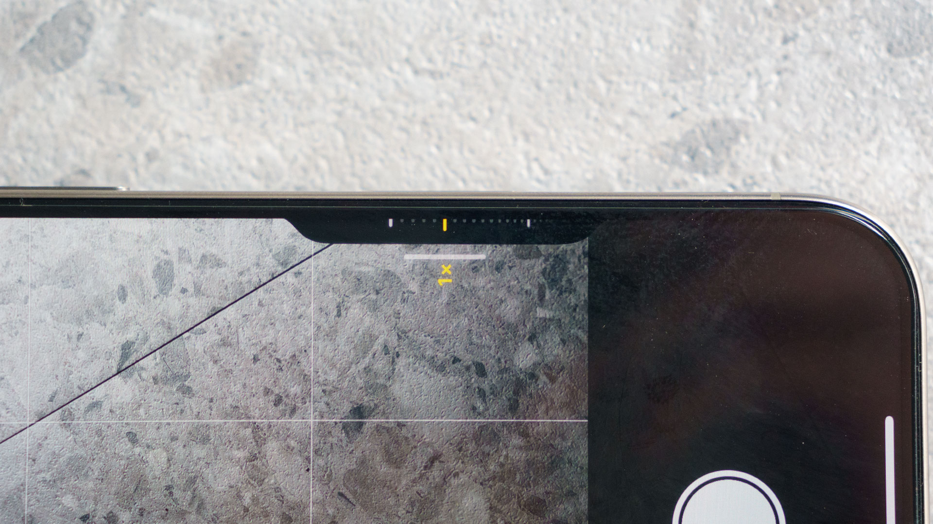 Sai lầm khi mua cường lực cho iPhone 16 Pro Cường lực có viền đen dày