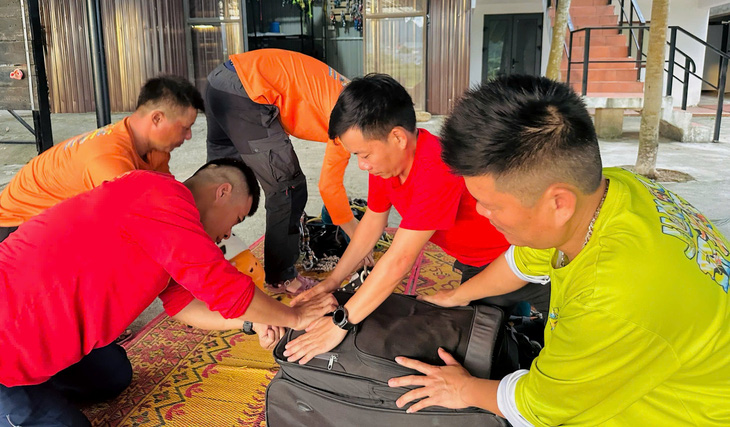 35 nhân viên công ty du lịch tại Quảng Bình ra Hải Phòng giúp khắc phục sau bão Yagi 35 nhân viên công ty du lịch tại Quảng Bình xung phong ra Hải Phòng giúp khắc phục sau bão - Ảnh 2.