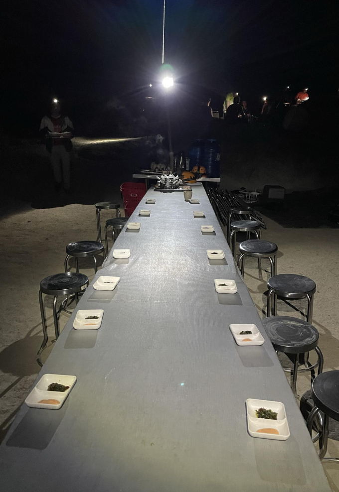 Những bữa ăn bên trong hang Sơn Đoòng Phía sau những bữa ăn hoành tráng trong hang Sơn Đoòng - 5