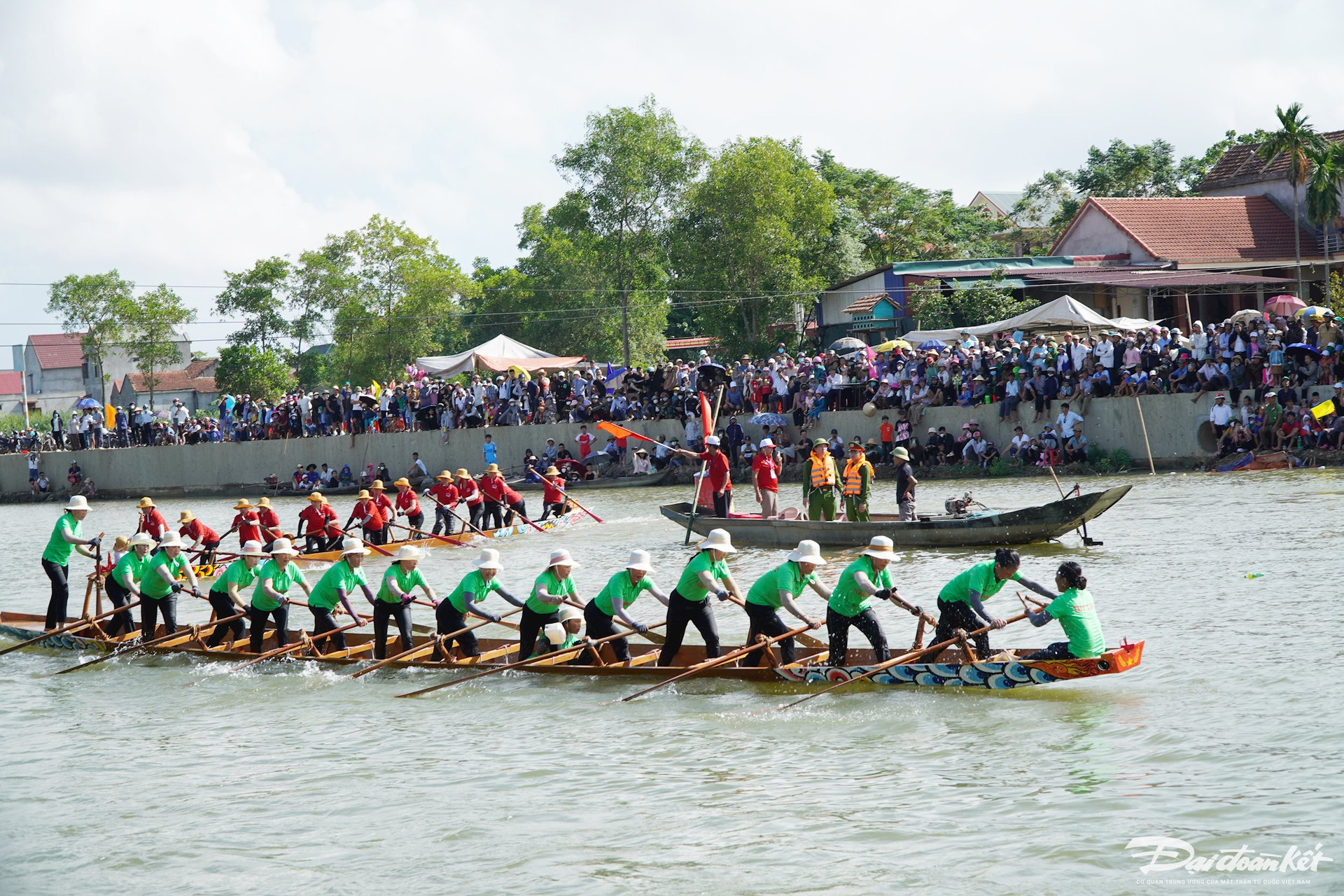 Dịp lễ 2/9, du lịch Quảng Bình thu hơn 200 tỷ đồng Thuyền đua nữ khéo léo vòng qua hạ tiêu với cự ly ngắn nhất, thời gian nhanh nhất. Ảnh: X.T