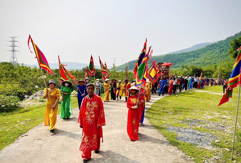 Khai thác lễ hội truyền thống để phát triển du lịch