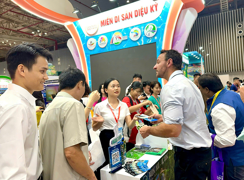 Quảng Bình tham gia hội chợ du lịch quốc tế TP. Hồ Chí Minh năm 2024 Gian hàng du lịch Quảng Bình thu hút sự quan tâm của các doanh nghiệp nước ngoài.