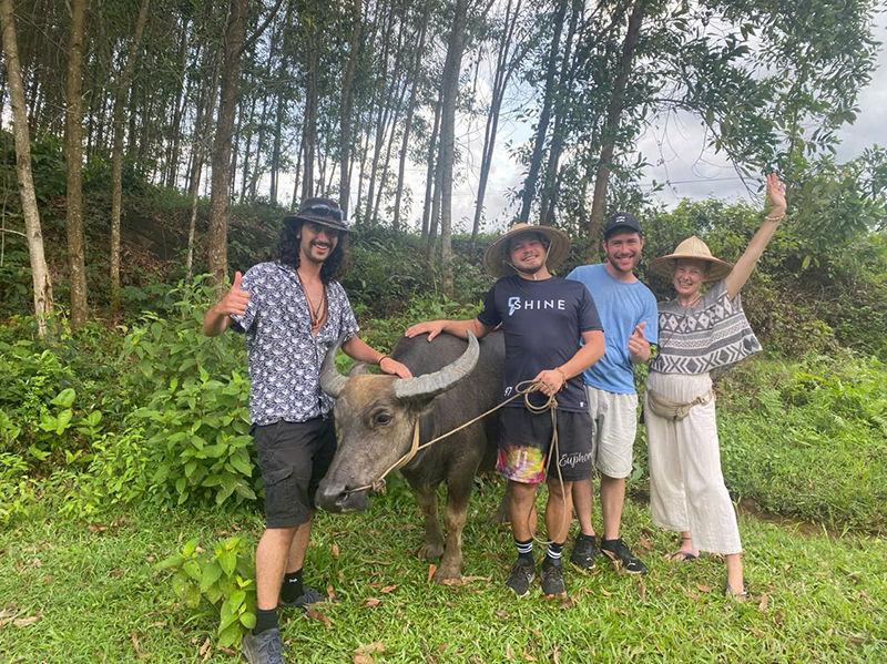 Làm du lịch trên những hố bom Du khách nước ngoài với trải nghiệm một ngày làm nông dân.