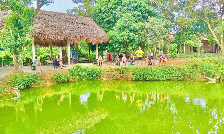 Làm du lịch trên những hố bom