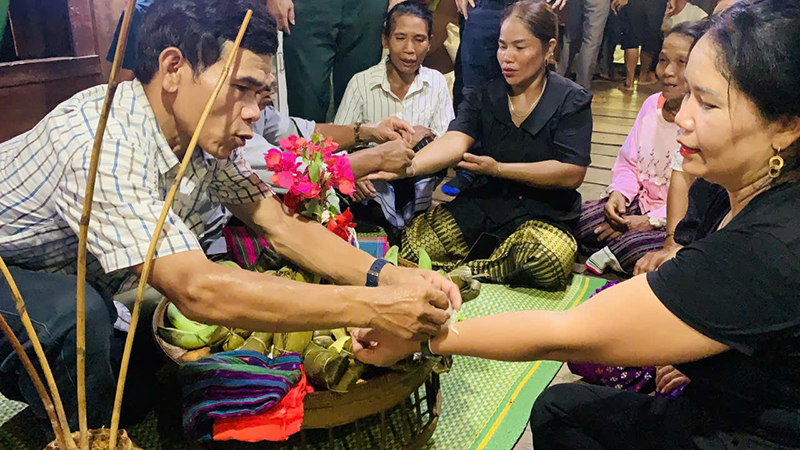 Khơi dậy tiềm năng du lịch vùng đồng bào dân tộc thiểu số Lễ buộc chỉ tay chứa đựng giá trị văn hóa truyền thống của đồng bào Chứt, xã Trọng Hóa.