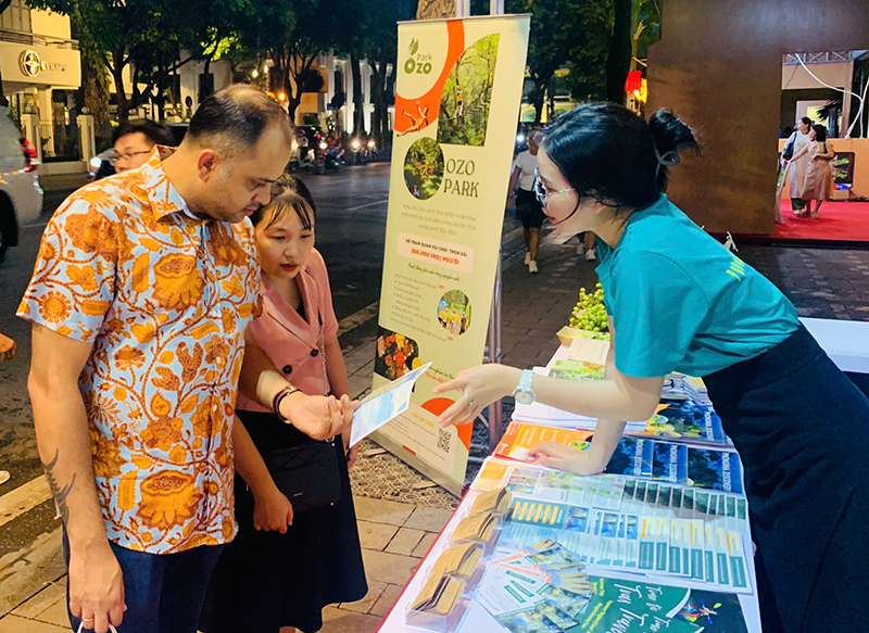 Quảng Bình tham gia Festival Thu Hà Nội năm 2024 Du khách nước ngoài tìm hiểu các sản phẩm của du lịch Quảng Bình.