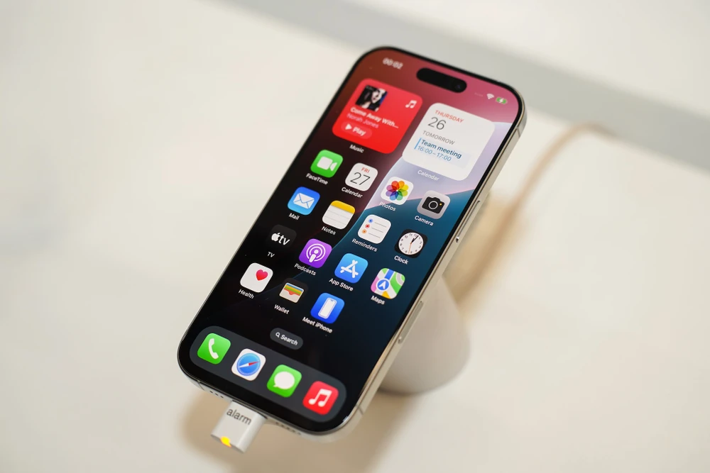 Sau khi iPhone 16 series ra mắt, nhiều mẫu iPhone giảm giá cũng giảm giá nhẹ. Ảnh: TIỂU MINH iPhone giảm giá