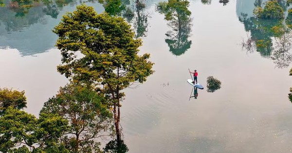 Du khách chèo SUP, ở nhà phao, trải nghiệm mô hình du lịch thích ứng thời tiết ở Quảng Bình