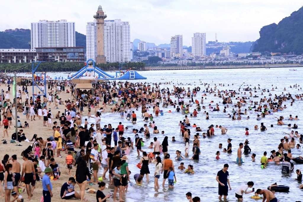 Du lịch Quảng Ninh thu trên 1.000 tỷ đồng trong kỳ nghỉ lễ 2/9 mot-so-bai-tam-tai-ha-long-pld-1725435543.jpg