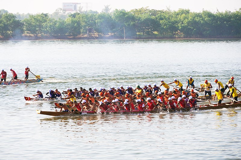 Tưng bừng lễ hội đua thuyền truyền thống trên sông Nhật Lệ mừng Tết Độc lập | Văn hóa Tưng bừng lễ hội đua thuyền truyền thống trên sông Nhật Lệ mừng Tết Độc lập - ảnh 3