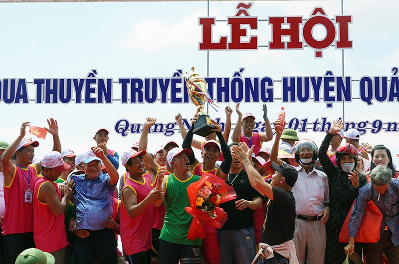 Tưng bừng lễ hội đua thuyền truyền thống trên sông Nhật Lệ mừng Tết Độc lập | Văn hóa Tưng bừng lễ hội đua thuyền truyền thống trên sông Nhật Lệ mừng Tết Độc lập - ảnh 4