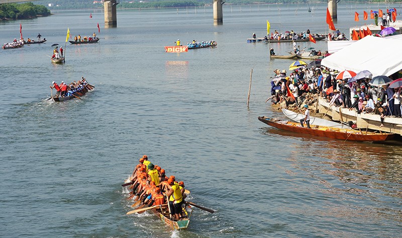 Tưng bừng lễ hội đua thuyền truyền thống trên sông Nhật Lệ mừng Tết Độc lập | Văn hóa Tưng bừng lễ hội đua thuyền truyền thống trên sông Nhật Lệ mừng Tết Độc lập - ảnh 5