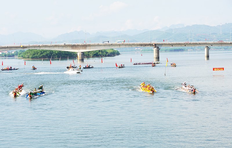 Tưng bừng lễ hội đua thuyền truyền thống trên sông Nhật Lệ mừng Tết Độc lập | Văn hóa Tưng bừng lễ hội đua thuyền truyền thống trên sông Nhật Lệ mừng Tết Độc lập - ảnh 1