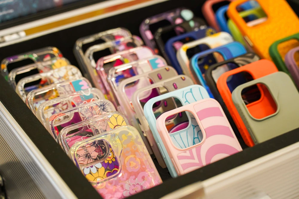 Ốp lưng ứng dụng Graphene giúp bảo vệ iPhone 16 Pro tốt hơn. Ảnh: TIỂU MINH Ốp lưng ứng dụng Graphene giúp bảo vệ iPhone 16 Pro tốt hơn. Ảnh: TIỂU MINH