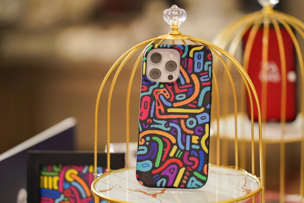 Nhiều mẫu ốp lưng cho iPhone 16 Pro có màu sắc đa dạng, giúp người dùng thể hiện cá tính. Ảnh: TIỂU MINH Nhiều mẫu ốp lưng cho iPhone 16 Pro có màu sắc đa dạng, giúp người dùng thể hiện cá tính. Ảnh: TIỂU MINH