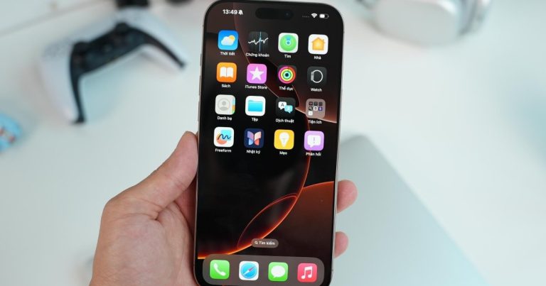 Trước giờ mở bán, iPhone 16 Pro Max màu vàng sa mạc hút khách tại Việt Nam