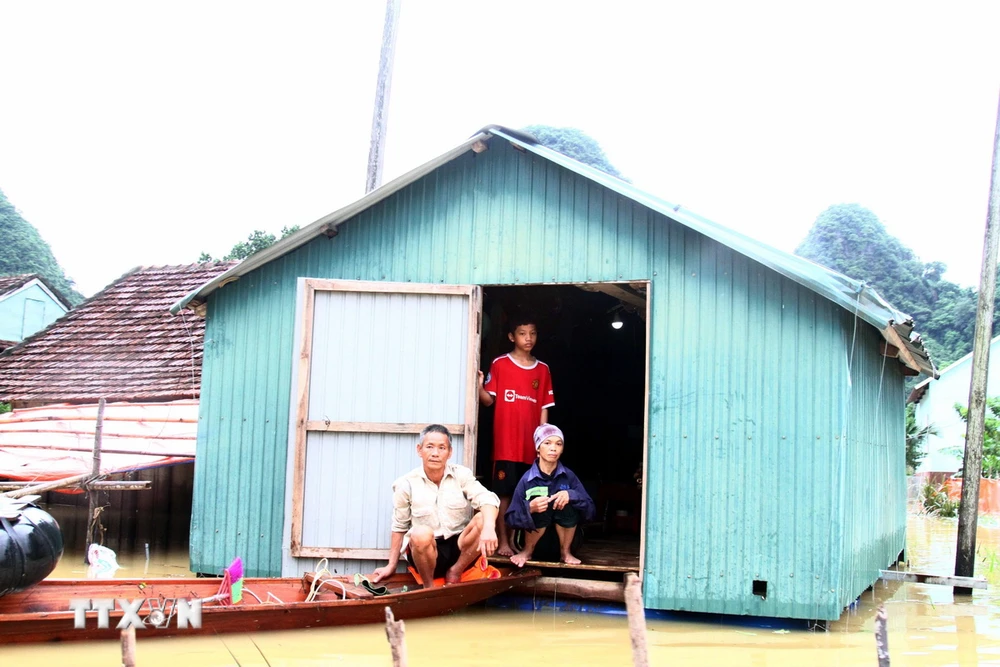 Người dân vùng “rốn lũ” chủ động ứng phó với ngập lụt ttxvn 2109 nha phao 8159.jpg.webp