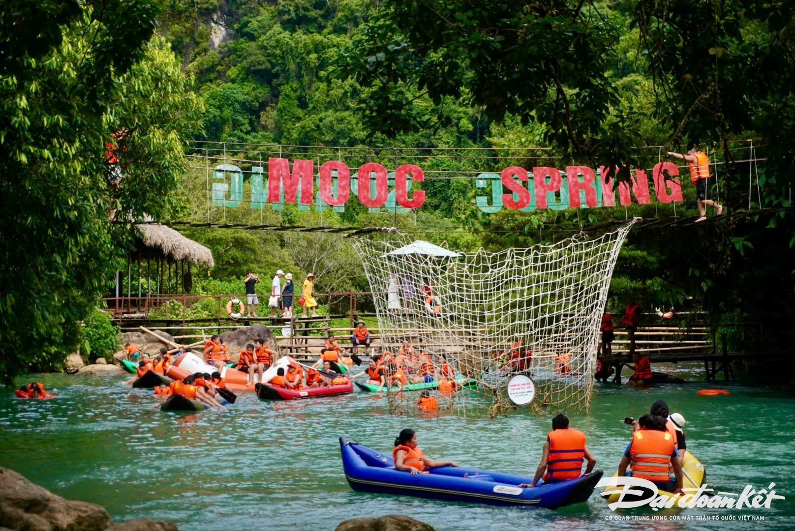 Dịp lễ 2/9, du lịch Quảng Bình thu hơn 200 tỷ đồng z5793456528400_ff0eaa75eb00cdba69487e5f08bb691d.jpg