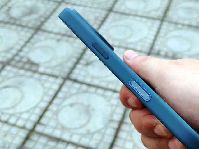 Chất lượng hoàn thiện trên ốp nhái kém, dù nút Camera Control có thể hoạt động Chất lượng hoàn thiện trên ốp nhái kém, dù nút Camera Control có thể hoạt động