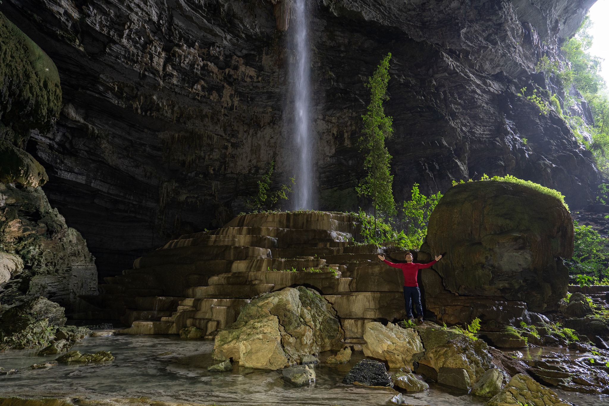 Hang Tiên mùa mưa đầy mời gọi. ẢNH: T.L Hang Tiên mùa mưa đầy mời gọi. ẢNH: T.L
