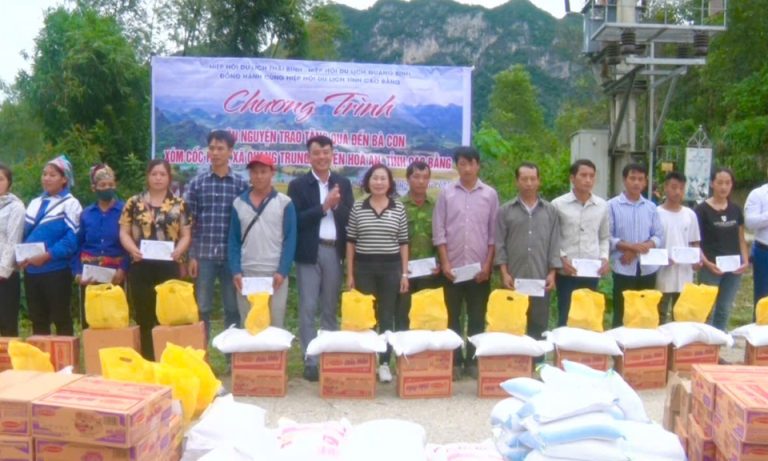 Hiệp hội Du lịch tỉnh Thái Bình, Quảng Bình, Cao Bằng tặng quà nhân dân xóm Cốc Phia (Hòa An)