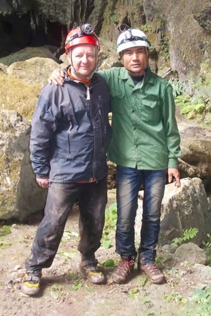 Thời trẻ làm nghề phu trầm, đã góp sức phát hiện và khảo sát đến 400 hang động lớn nhỏ Hồ Khanh dẫn Howard Limbert trưởng đoàn Thám Hiểm hang động Anh - Việt khảo sát Hang Sơn Đòong (Ảnh: Oxalis Adventure)