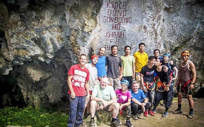 Thời trẻ làm nghề phu trầm, đã góp sức phát hiện và khảo sát đến 400 hang động lớn nhỏ Ông Hồ Khanh (áo xám hàng sau) trong một chuyến khám phá hang động (Ảnh: Oxalis Adventure)