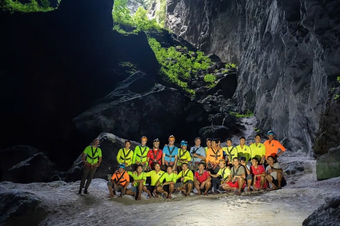Thời trẻ làm nghề phu trầm, đã góp sức phát hiện và khảo sát đến 400 hang động lớn nhỏ Đội porter chụp ảnh lưu niệm trong hang Sơn Đoòng (Ảnh: Oxalis Adventure)