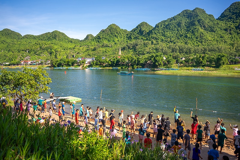 Long-term responsibility, sustainable benefits - Quang Binh Through the support of the Oxalis Foundation, each year, approximately 200 children receive free swimming and drowning prevention lessons.