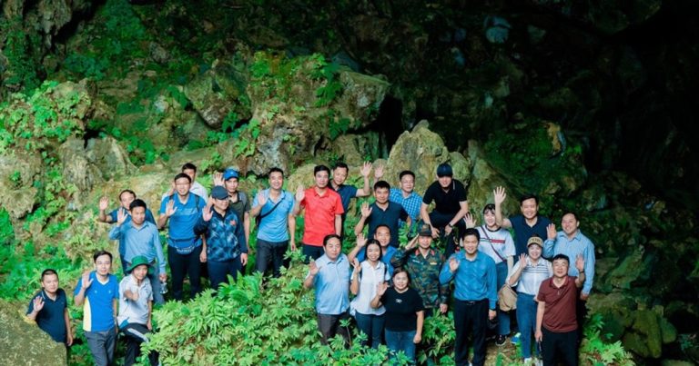 Có khối thạch nhũ hình bảo tháp cao ngang tòa nhà 7 tầng, tượng Phật Bà tự nhiên trên vách đá và hồ treo đẹp như mơ