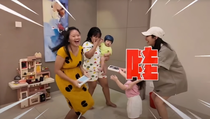 Cặp vợ chồng tặng iPhone 16 và iPhone 16 Pro Max cho 2 người giúp việc Hai vợ chồng bất ngờ tặng iPhone 16 cho hai người giúp việc. (Ảnh: YouTube/@Jeff & Inthira)