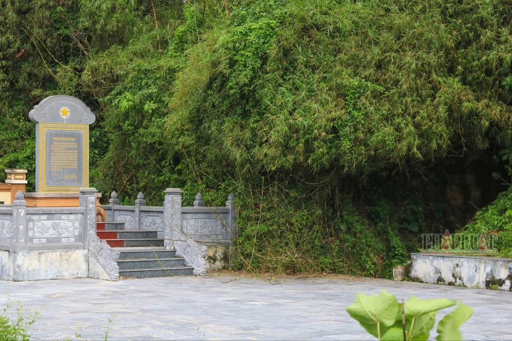 Khu vực sân, bia đá và cửa vào địa đạo được địa phương trùng tu, tôn tạo cách đây khoảng ba năm. Ảnh: B.THIÊN 4.JPG