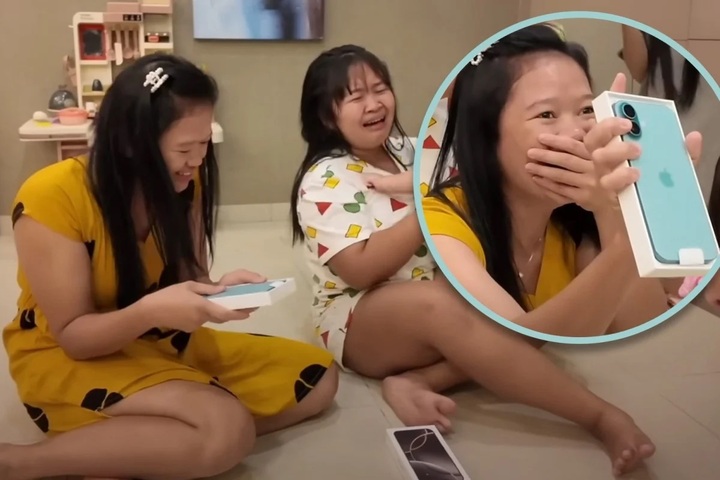 Cặp vợ chồng tặng iPhone 16 và iPhone 16 Pro Max cho 2 người giúp việc Hai nữ giúp việc khi nhận được quà từ chủ nhà. (Ảnh: YouTube/@Jeff & Inthira)