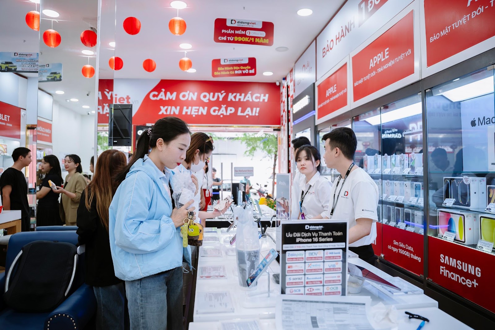 Thu Ngọc đi sắm iPhone 16 trước khi tham gia “Chị đẹp đạp gió rẽ sóng” AD 4nXeLUoBeCy9m1IORAw5QnF Q1eq XR51965dky1bULA3nXFW0cGvmhkCqjL7nEKq2p9f4u5cXO9zGEteSau4PSA3 MhSp F