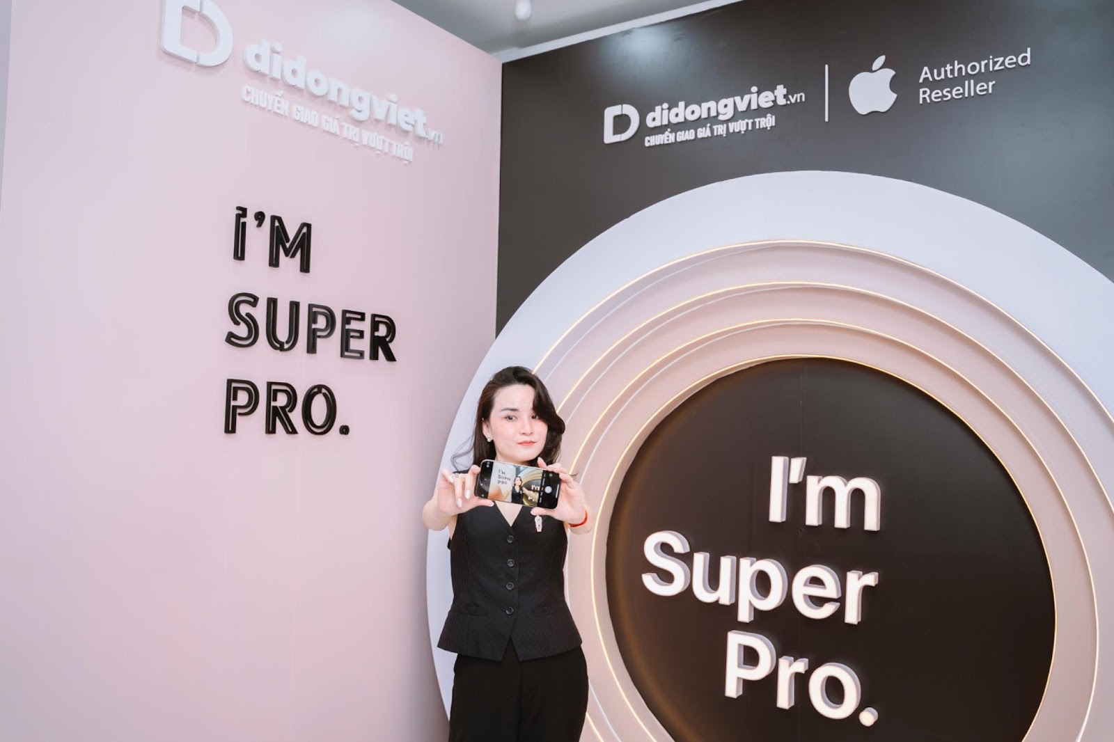 Thu Ngọc đi sắm iPhone 16 trước khi tham gia “Chị đẹp đạp gió rẽ sóng” AD 4nXfASD9JMmIKwbKA4CKqBw1z6aqpUFXlcJgy8zSW3XzZh0ErFBgy4Vwa4QzTJV1GUT QBZXzfuslGwBs8hFNshjBeHYvD2YN