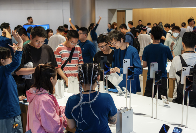 Doanh số iPhone 16 tăng mạnh tại Trung Quốc Người dùng trải nghiệm iPhone 16 ở Apple Store Thượng Hải khi smartphone này mở bán ngày 20/9. Ảnh: Apple
