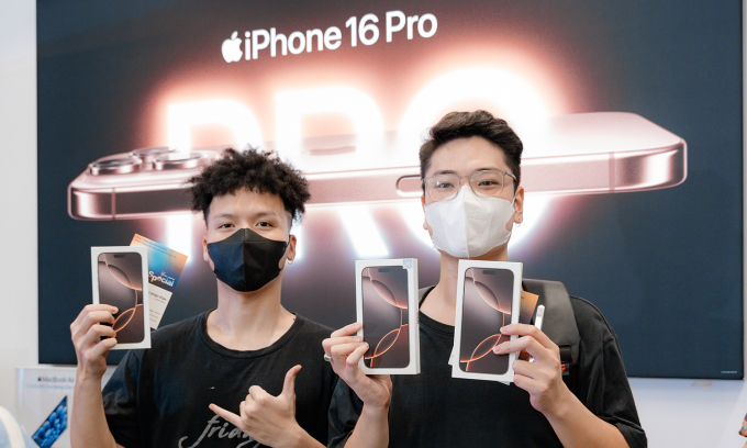 Người Việt chi hơn 1,1 nghìn tỷ đồng mua iPhone 16 ngày đầu Những người đầu tiên sở hữu iPhone 16 hàng chính hãng tại Việt Nam. Ảnh: Quang Đồng