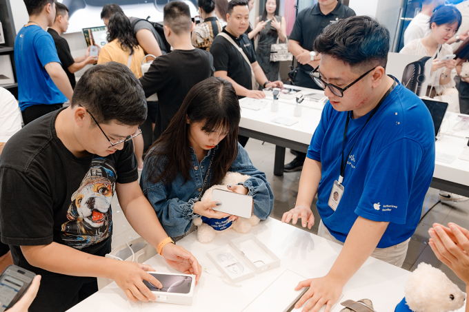 Người Việt chi hơn 1,1 nghìn tỷ đồng mua iPhone 16 ngày đầu Người dùng nhận máy iPhone 16 Pro Max màu titan sa mạc lúc 0h30 ngày 27/9 tại một cửa hàng trên phố Hàng Bài (Hà Nội). Ảnh: Phương Đông