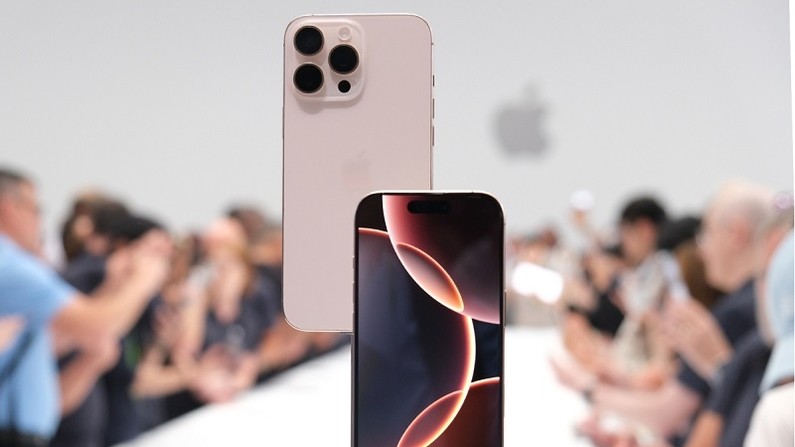 iPhone 16 có vỏ titanium, bổ sung lựa chọn màu "titan sa mạc" vàng nâu và được giới thiệu là thiết bị Apple "có viền mỏng nhất". iPhone 16 có vỏ titanium, bổ sung lựa chọn màu "titan sa mạc" vàng nâu và được giới thiệu là thiết bị Apple "có viền mỏng nhất".