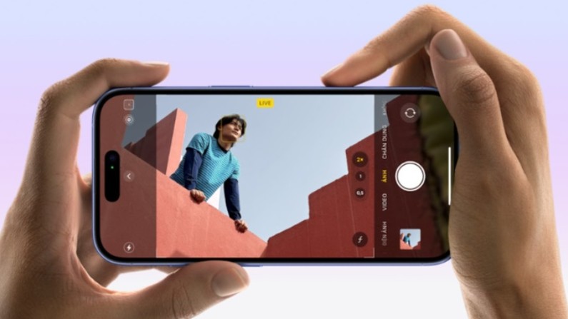 iPhone 16 được bổ sung thêm nút điều khiển camera hoàn toàn mới mang tên Camera Control cho cả 4 mẫu flagship. iPhone 16 được bổ sung thêm nút điều khiển camera hoàn toàn mới mang tên Camera Control cho cả 4 mẫu flagship.